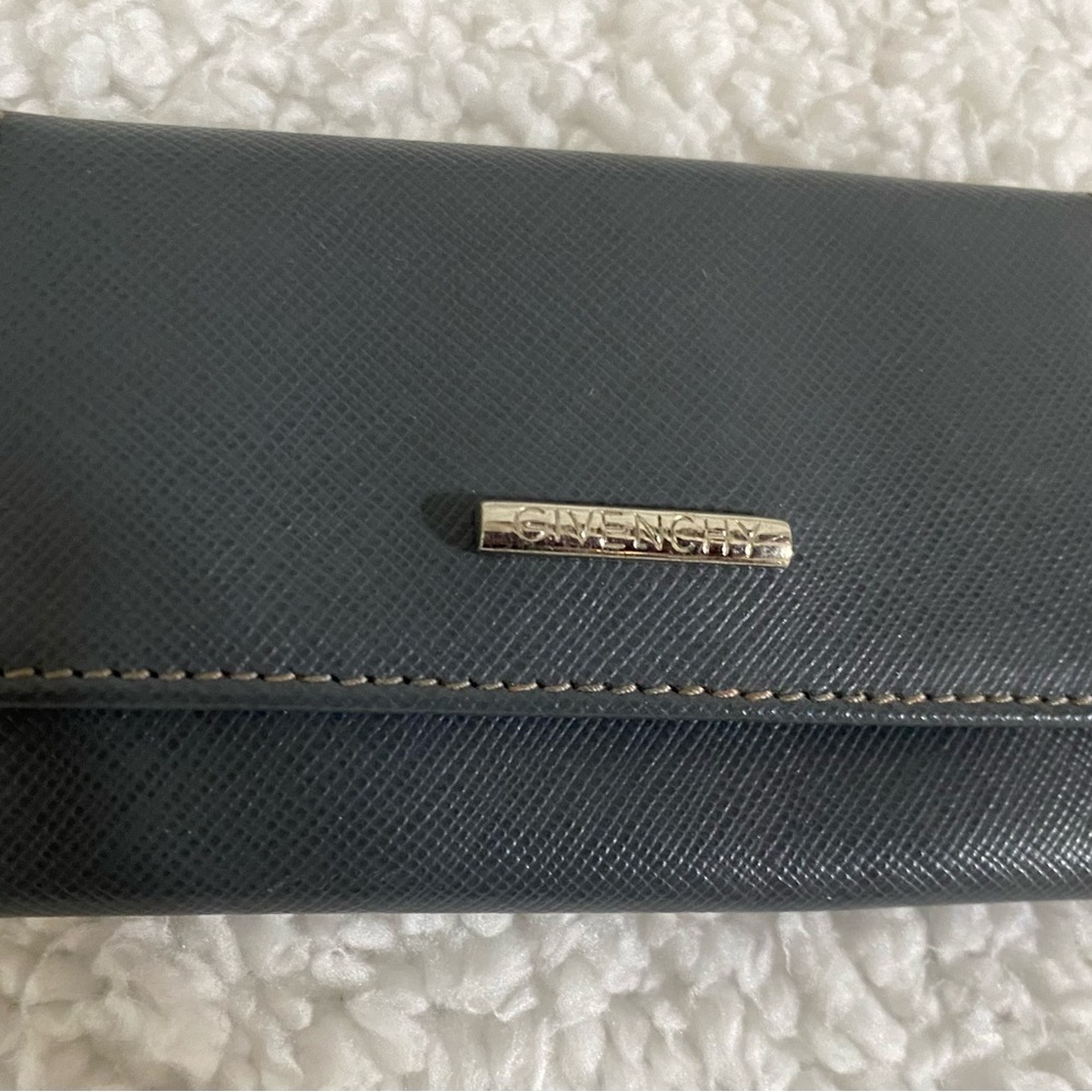 Givenchy Gray keycase with six key holders, excellent condition